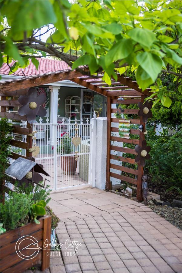 Gabbys Cottage Guesthouse บลูมฟอนเทน ภายนอก รูปภาพ