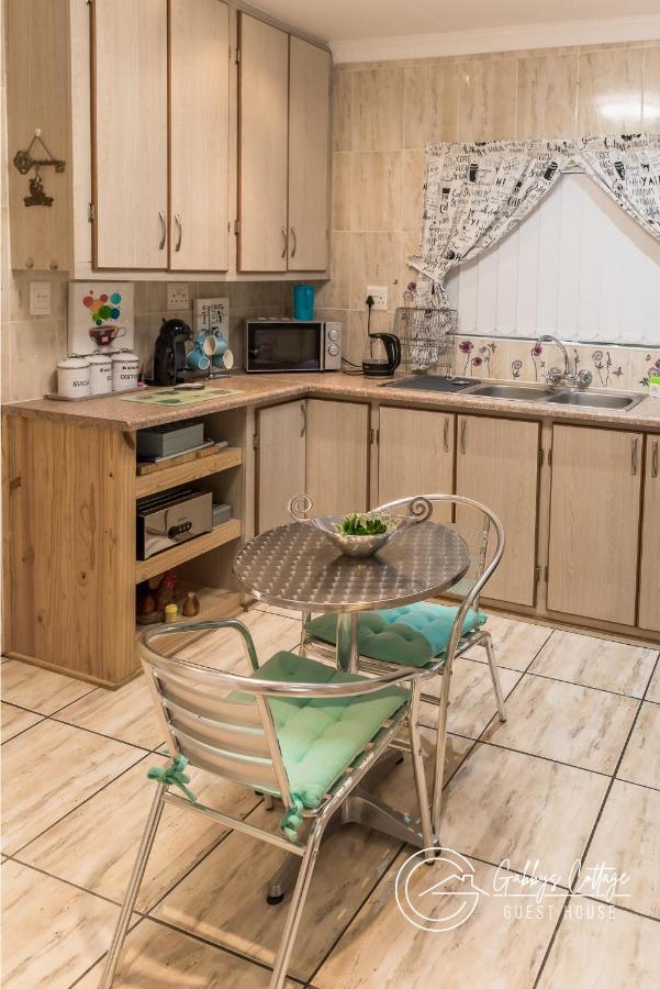 Gabbys Cottage Guesthouse บลูมฟอนเทน ภายนอก รูปภาพ