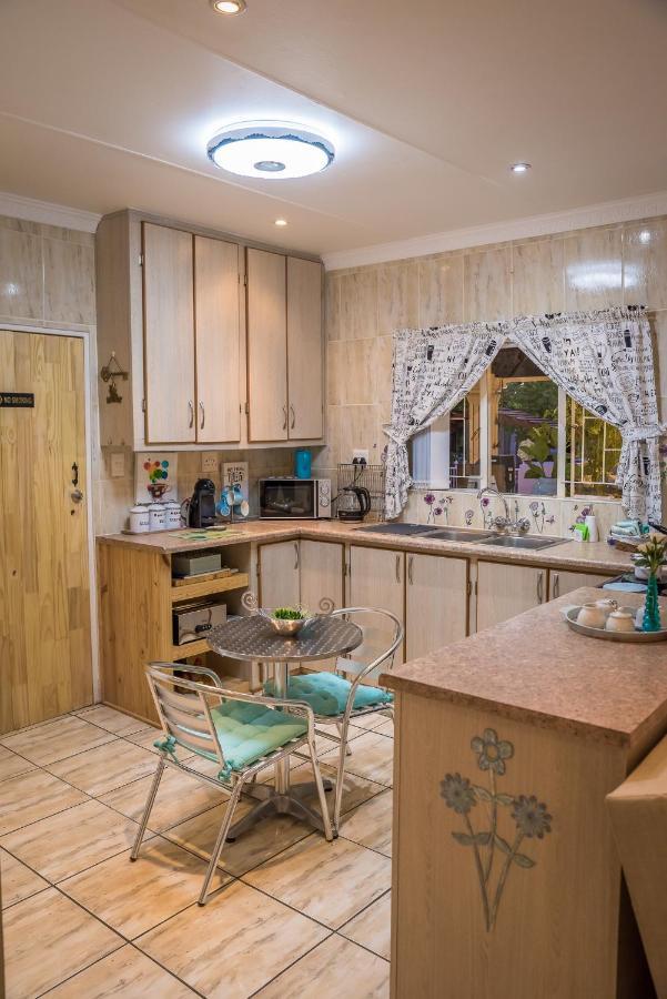 Gabbys Cottage Guesthouse บลูมฟอนเทน ภายนอก รูปภาพ